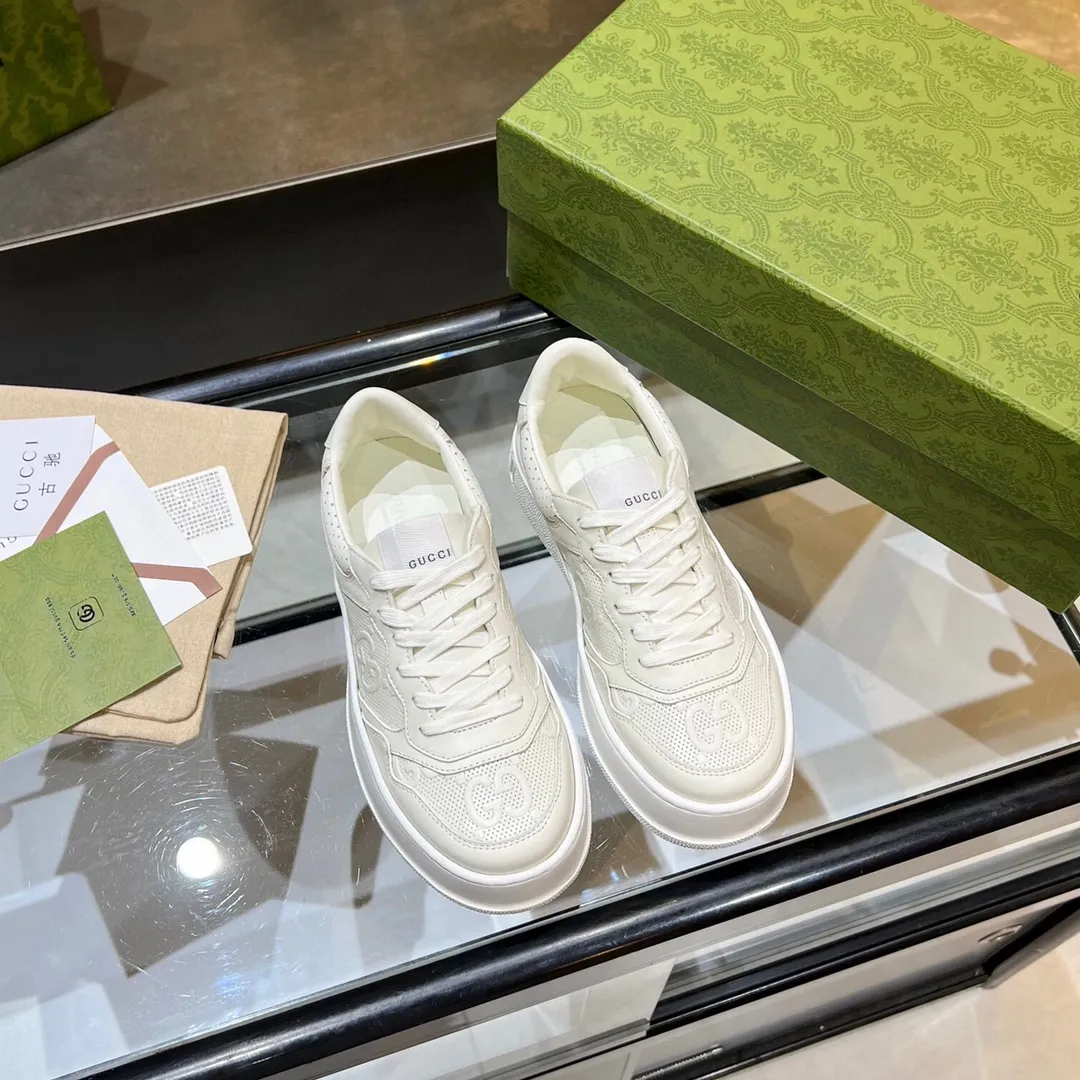 👟👟Ex-factory price 480👟👟 Women's Shoes Women's Clothing Gucci - the new Chunky B series lightweight soft thick sole sports series! G's couple's white shoes, Gucci counter style, Gucci catwalk style! The style design is light, luxurious and retro...thick sole increases height...similar to an upgraded version of classic white shoes! Original customized cowhide fabric (classic old floral fabric, perforation, embossing process), cowhide lining, original foam lightweight outsole, GG Logo on the heel, 4cm thick sole, classic Gucci webbing... Women's 35-40/Men's 38-44 (full size)